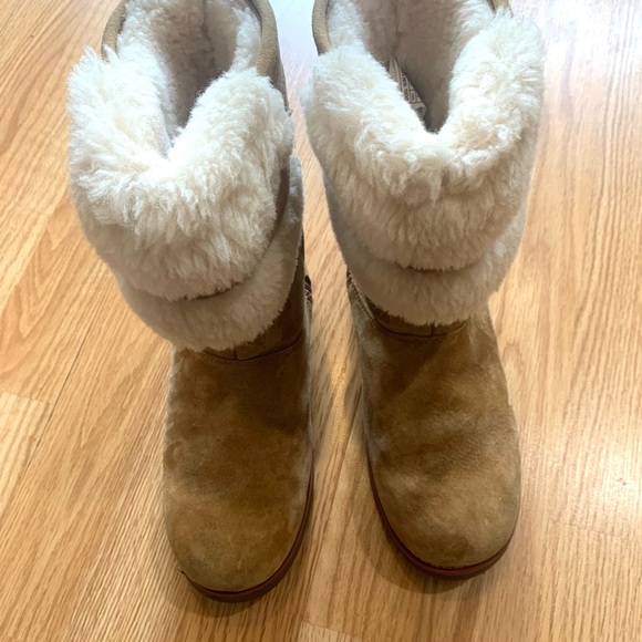 Woman’s Ugg Shearling Boots - Picture 8 of 15